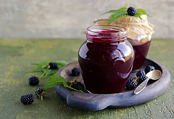 Marmellata More Ribes Rosso Barattolo Vetro Riccio Uno Sfondo Cemento — Foto Stock