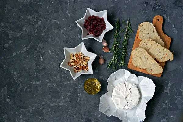 Składniki Gotowania Pieczony Camembert Ser Camembert Suszone Żurawiny Świeże Rozmaryn — Zdjęcie stockowe