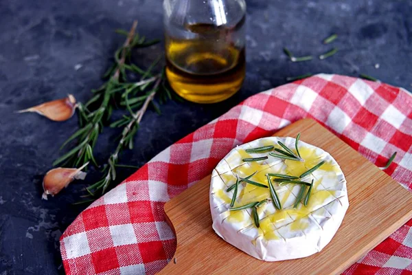 Queijo Camembert Brie Preparado Para Assar Com Alho Alecrim Azeite — Fotografia de Stock