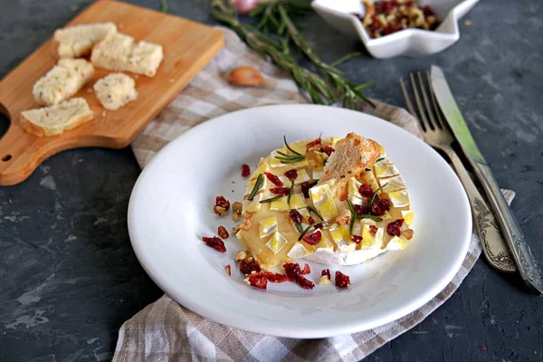 Baked Camembert Brie Rosemary Garlic Olive Oil Served Dried Cranberries — Stock Photo, Image