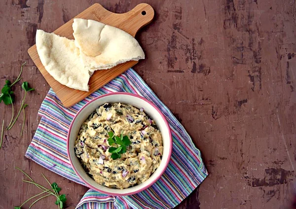 Hummus Garbanzo Con Algas Nori Pepino Escabeche Cebolla Roja Sobre —  Fotos de Stock