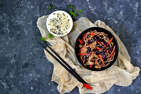 麦面与红菜 胡萝卜和火鸡一起放在一个黑碗里炒 用黑白相间的芝麻种子服务 中国菜 顶部视图 复制空间 — 图库照片
