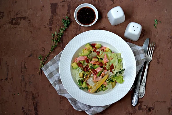 Ensalada Verde Con Aguacate Salmón Horno Tomates Secos Plato Blanco —  Fotos de Stock