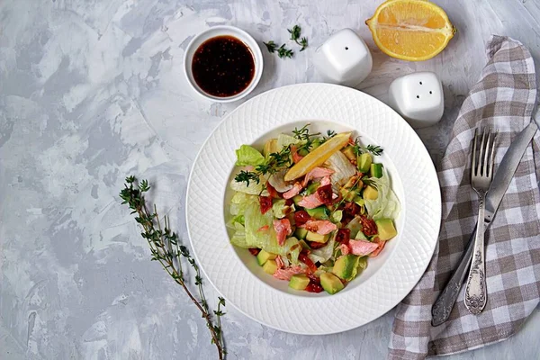 Ensalada Verde Con Aguacate Salmón Horno Tomates Secos Plato Blanco —  Fotos de Stock