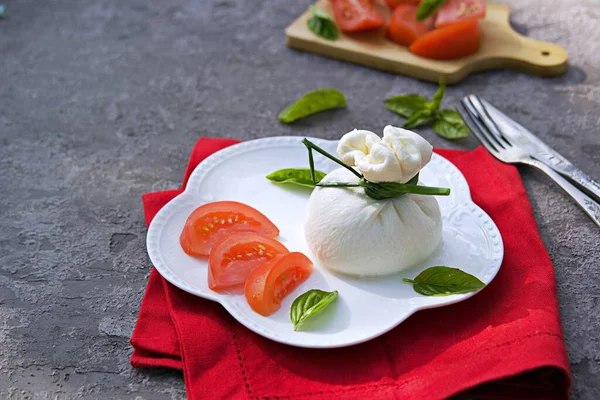 Burrata Queijo Fazenda Fresco Uma Chapa Encaracolada Branca Fundo Concreto — Fotografia de Stock