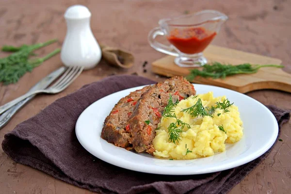 Polpettone Con Funghi Peperoncino Piatto Bianco Con Una Guarnizione Purè — Foto Stock