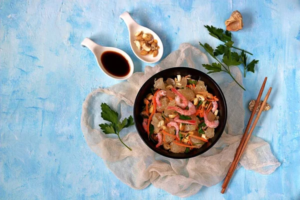 열매와 배경에 그릇에 샐러드를 곁들인다 아시아 위에서 — 스톡 사진