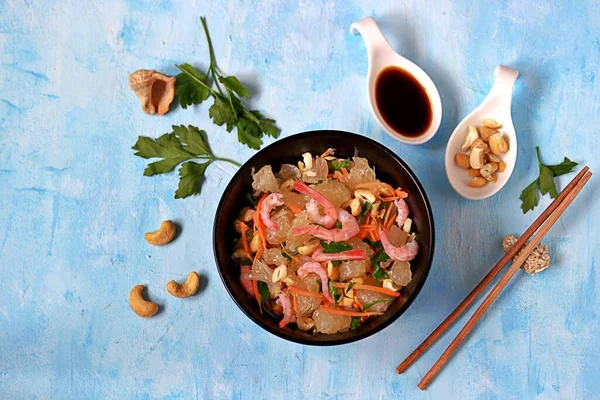 Uppfriskande Sallad Med Pomelo Räkor Morötter Och Cashewnötter Svart Skål — Stockfoto