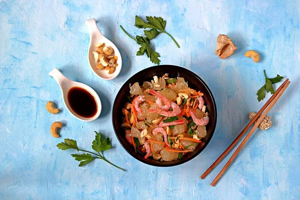 열매와 배경에 그릇에 샐러드를 곁들인다 아시아 위에서 — 스톡 사진