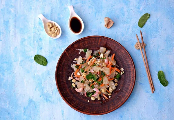 Uppfriskande Sallad Med Pomelo Räkor Morötter Och Cashewnötter Ljusblå Bakgrund — Stockfoto