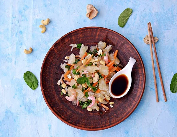 Uppfriskande Sallad Med Pomelo Räkor Morötter Och Cashewnötter Ljusblå Bakgrund — Stockfoto