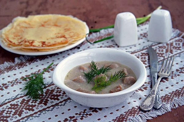 Мачанка Густой Соус Мясном Бульоне Домашними Свиными Сосисками Белой Миске — стоковое фото