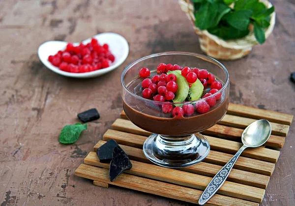 Chokladpudding Med Röda Vinbär Och Kiwi Glasskål Brun Betong Bakgrund — Stockfoto