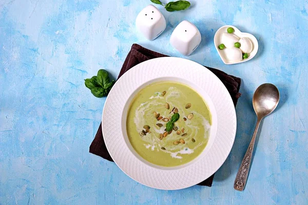 Crema Sopa Guisantes Verdes Espolvoreada Con Semillas Calabaza Plato Blanco —  Fotos de Stock