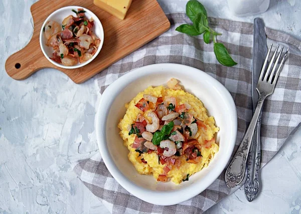 Homemade Shrimp Grits Bacon Chedder Cheese Parsley White Bowl American — Stock Photo, Image