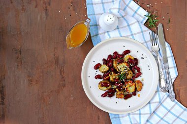 Izgara Kudüs enginarından sıcak salata ve beyaz kil tabakta zeytinyağı ve sirke soslu haşlanmış fasulye. Sağlıklı yemek. Üst görünüm, alanı kopyala.