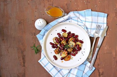 Izgara Kudüs enginarından sıcak salata ve beyaz kil tabakta zeytinyağı ve sirke soslu haşlanmış fasulye. Sağlıklı yemek. Üst görünüm, alanı kopyala.