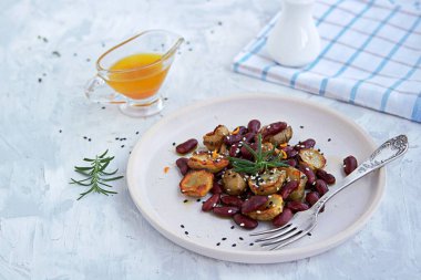 Izgara Kudüs enginarından sıcak salata ve beyaz kil tabakta zeytinyağı ve sirke soslu haşlanmış fasulye. Sağlıklı yemek..