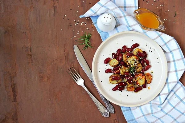 Izgara Kudüs enginarından sıcak salata ve beyaz kil tabakta zeytinyağı ve sirke soslu haşlanmış fasulye. Sağlıklı yemek. Üst görünüm, alanı kopyala.