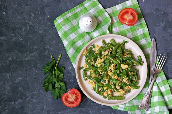 Cena Ligera Almuerzo Frijoles Espárragos Verdes Fritos Con Huevo Revuelto — Foto de Stock