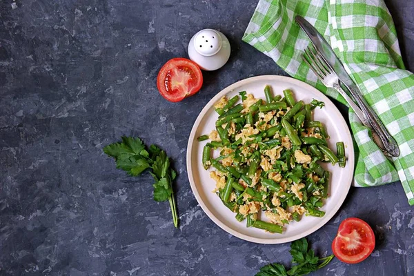 Cena Ligera Almuerzo Frijoles Espárragos Verdes Fritos Con Huevo Revuelto —  Fotos de Stock