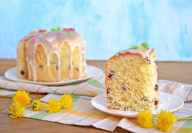 Beyaz tabakta geleneksel paskalya pastası, şekerli ve şekerli meyvelerle süslenmiş. Mutlu Paskalyalar