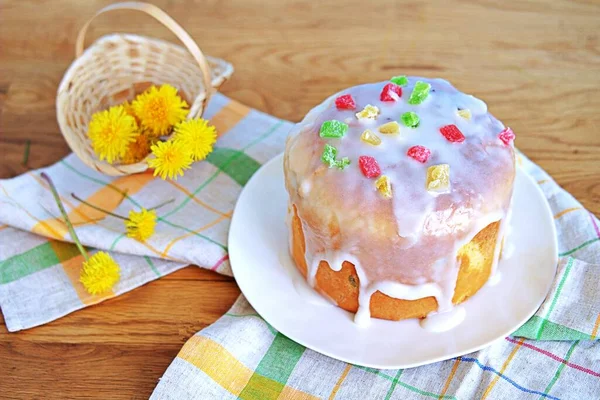 传统的复活节蛋糕放在白盘上 上面装饰着糖霜和糖果糖 复活节快乐 — 图库照片