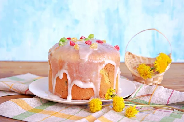 传统的复活节蛋糕放在白盘上 上面装饰着糖霜和糖果糖 复活节快乐 — 图库照片