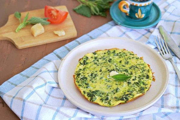 Desayuno Tortilla Con Ortigas Plato Arcilla Blanca Comida Saludable Comida — Foto de Stock