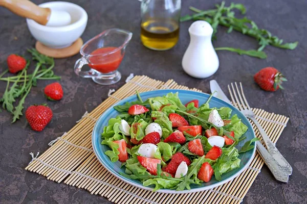 Salat Mit Erdbeeren Rucola Und Mozzarella Auf Dunkelbraunem Beton Gesunde — Stockfoto