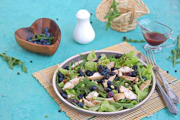 Ensalada Ligera Con Rúcula Lechuga Pollo Parrilla Madreselva Sobre Plato —  Fotos de Stock