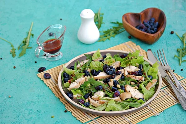 Ensalada Ligera Con Rúcula Lechuga Pollo Parrilla Madreselva Sobre Plato —  Fotos de Stock