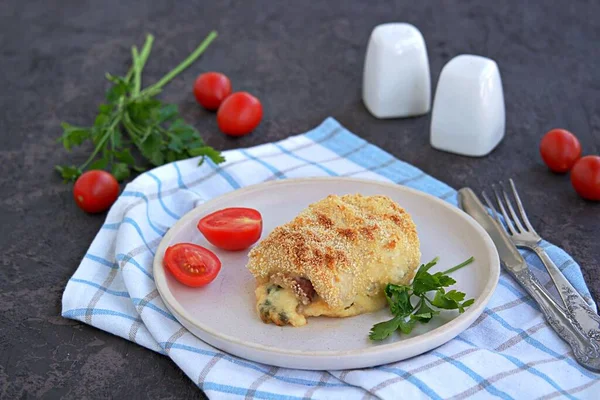 Домашнее Филе Cordon Bleu Куриное Филе Ветчиной Сыром Белой Глиняной — стоковое фото