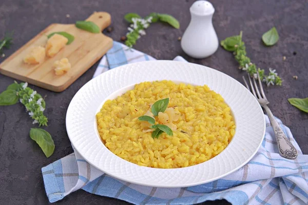 Risotto Allo Zafferano Piatto Bianco Fondo Cemento Scuro — Foto Stock