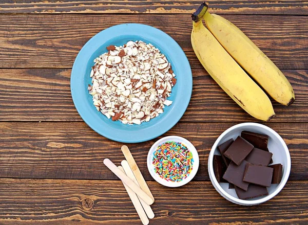 Ingredienser För Matlagning Frysta Bananer Choklad Trä Bakgrund Ovanifrån Kopiera — Stockfoto