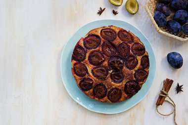 Yuvarlak ballı kek ya da turkuaz bir fonda taze erikli kek. Erikli ürünler. Şükran Günü.