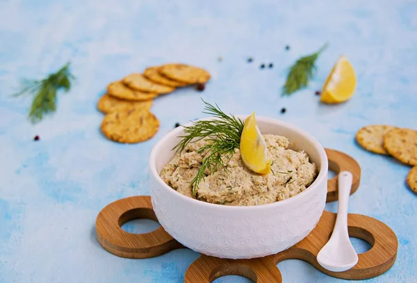 Aperitivo Paté Pescado Caballa Huevos Cocidos Cebollas Tazón Cerámica Blanca —  Fotos de Stock