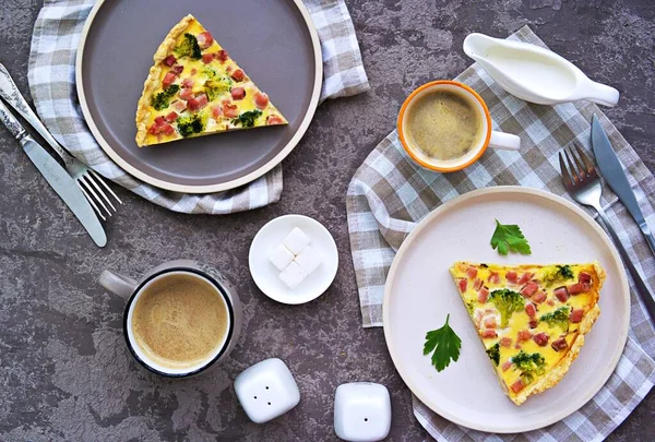 Abra Pastel Hojaldre Salado Con Jamón Brócoli Relleno Huevo Sobre — Foto de Stock