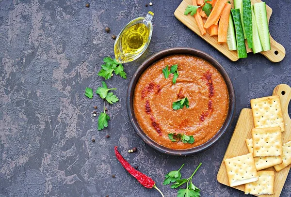 Aperitivo Hummus Lentilha Vermelha Pimenta Vermelha Uma Tigela Barro Fundo — Fotografia de Stock