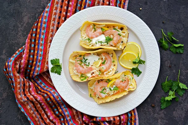 Przekąska Tacos Sałatką Surówki Coleslaw Krewetki Sos Tortilla Kukurydziana Jasnym — Zdjęcie stockowe