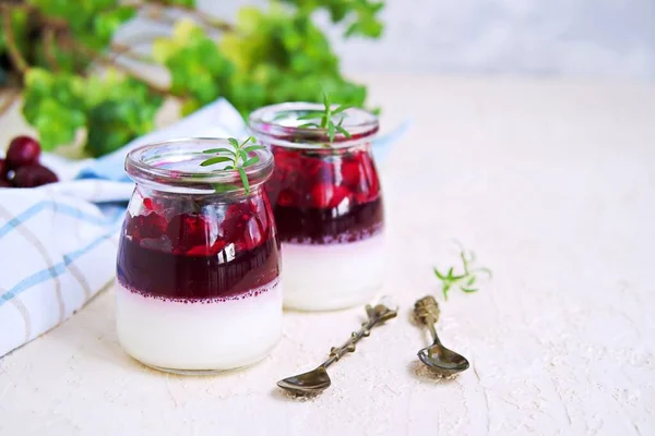 Dessert Panna Cotta Cremosa Con Salsa Ciliegie Vasetti Vetro Vintage — Foto Stock