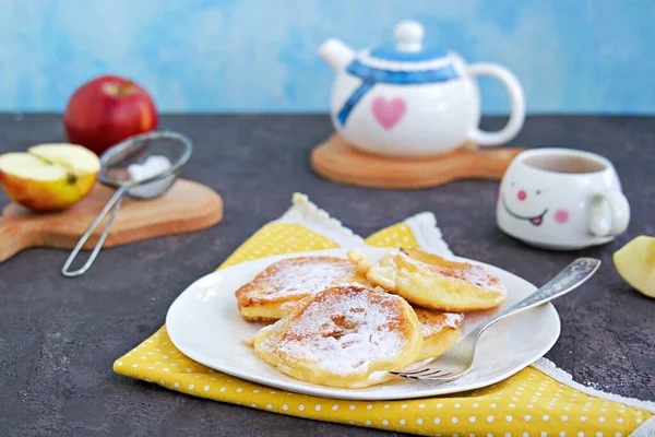 Dessert Snack Fried Apples Dough Sprinkled Powdered Sugar White Plate — Stock Photo, Image