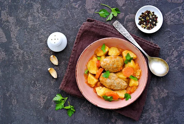 Guisado Saudável Com Batatas Cenouras Almôndegas Frango Uma Tigela Rosa — Fotografia de Stock