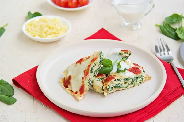 Crepes Spinach Ricotta Cheese Baked Bechamel Sauce Tomato Sauce White — Stock Photo, Image