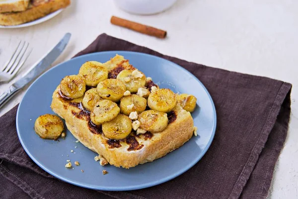 法国烤面包香蕉 核桃和蜂蜜在灰色的盘子在轻混凝土背景 法式烹饪 — 图库照片