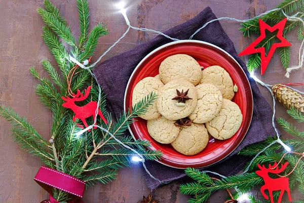 Hausgemachte Zuckerplätzchen Mit Kardamom Neujahrs Und Weihnachtsstil Auf Dem Roten — Stockfoto