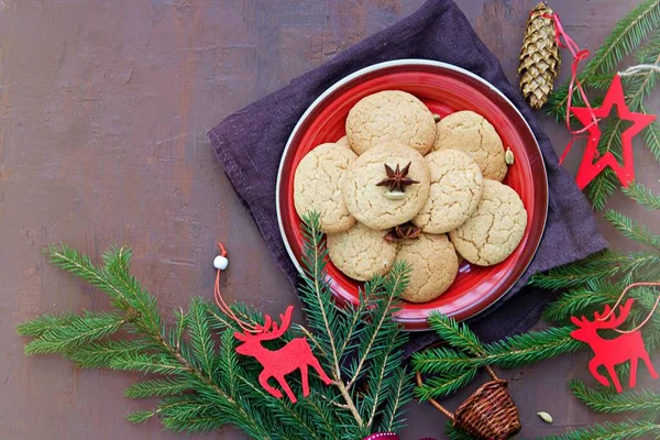 Домашнее Сахарное Печенье Кардамоном Новогоднем Рождественском Стиле Красной Глиняной Тарелке — стоковое фото