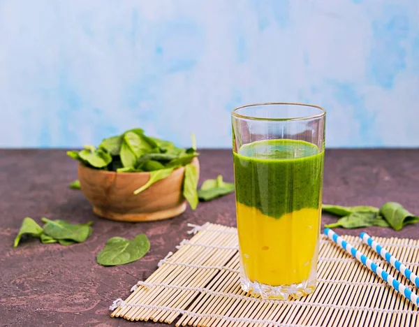 Healthy Drink Two Layer Smoothie Fresh Spinach Ripe Mango Tall — Stock Photo, Image