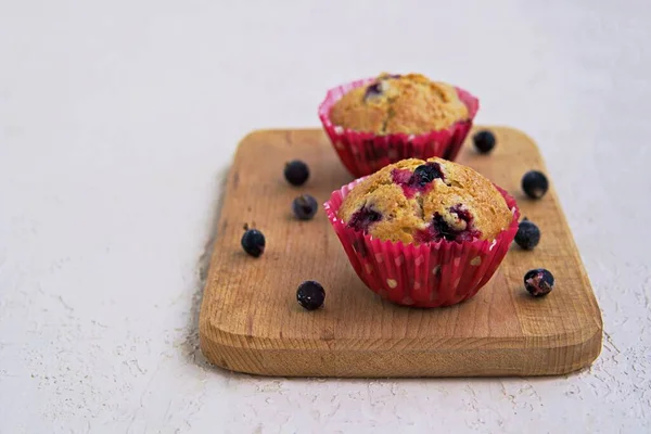 Muffins Med Svarta Vinbär Träskiva Lätt Betongbakgrund Amerikanskt Kök Kopieringsutrymme — Stockfoto