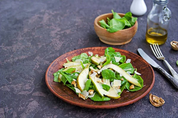 Green Salad Fresh Spinach Juicy Pear Walnuts Parmesan Brown Clay — Stock Photo, Image